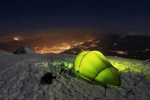 Quelles techniques utiliser pour monter un campement sous la neige en camping hivernal?